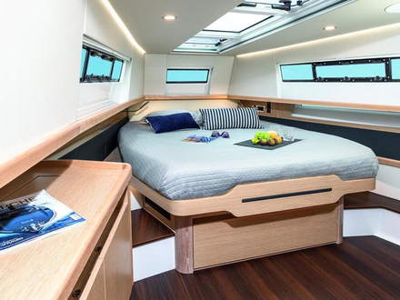 Le Fjord 44 coupé est aménagé avec quatre couchettes et une salle de bains généreuse au pont inférieur. Nautisme Article