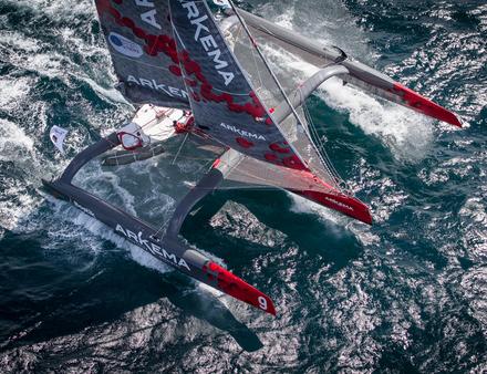 Pour ces deux épreuves, Lalou Roucayrol sera entouré de Karine Fauconnier, César Dohy et Quentin Vlamynck. Lalou va également embarquer un joker de luxe en la personne de Lionel Lemonchois, double vainqueur de la Route du Rhum. Nautisme Article