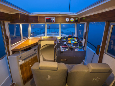 Le Sargo 28 est équipé de vitres teintées et d'un système de désembuage. Seules les vitres avant sont non teintées pour une meilleure visibilité en navigation de nuit. Nautisme Article