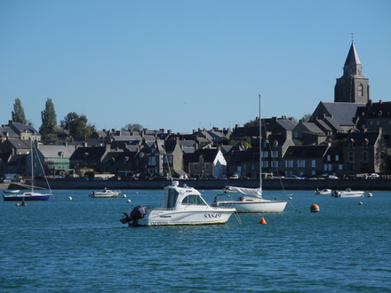 Le mouillage de Saint-Suliac dispose d'environ 110 places en eau profonde et quasi du même nombre à l'échouage. Le mouillage de Saint-Suliac dispose d'environ 110 places en eau profonde et quasi du même nombre à l'échouage.