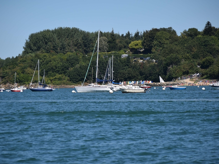 La Ville-ès-Nonais dispose de deux mouillages Vigneux (108 places) et Port-Saint-Jean (77 places), une partie de ces mouillages est à échouage. La Ville-ès-Nonais dispose de deux mouillages Vigneux (108 places) et Port-Saint-Jean (77 places), une partie de ces mouillages est à échouage.