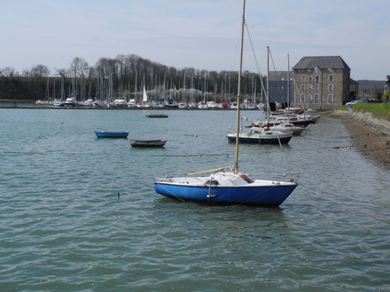 A ce jour, la liste d'attente est de 90 bateaux et le temps est de l'ordre de 7 à 8 ans à Plouër-sur-Rance. A ce jour, la liste d'attente est de 90 bateaux et le temps est de l'ordre de 7 à 8 ans à Plouër-sur-Rance.