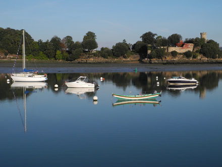 La commune de Pleudihen dispose de 108 mouillages à Mordreuc. La liste d'attente à ce jour est de 40 bateaux et le temps moyen pour obtenir une place est de 3 à 4 ans.