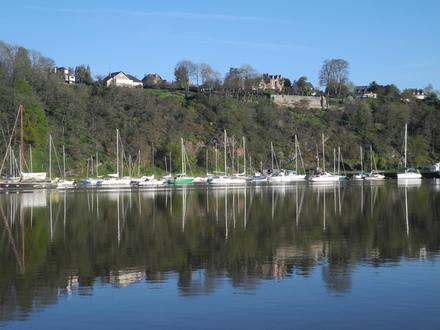 Le mouillage de Saint-Samson-sur-Rance est constitué de lignes de mouillage où les bateaux d?un tirant d?eau maximum de 1.50 m s?amarrent avant/arrière.