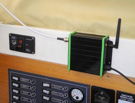 L'alimentation de l'appareil se fait via le câble USB, il suffit de le brancher sur une prise adaptée tel qu'un ordinateur, une batterie externe, un adaptateur 12V/USB, etc. Sa consommation est d'environ 500 mA. Nautisme Article