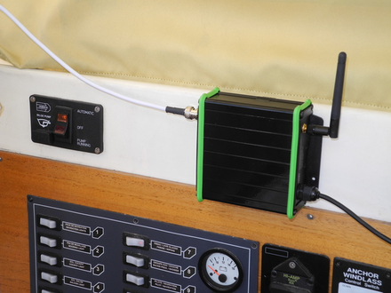 L'alimentation de l'appareil se fait via le câble USB, il suffit de le brancher sur une prise adaptée tel qu'un ordinateur, une batterie externe, un adaptateur 12V/USB, etc. Sa consommation est d'environ 500 mA. Nautisme Article