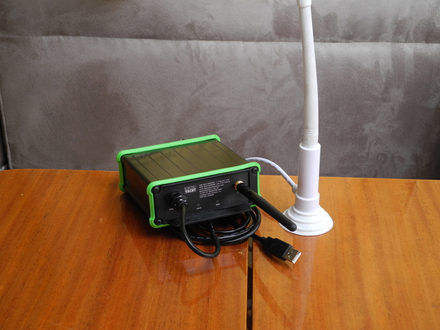 Le Nomad se pr&eacute;sente sous la forme d'une bo&icirc;te noire de petites dimensions (120x50x110 mm) &eacute;quip&eacute;e d'un cordon USB, d'une antenne Wi-Fi et d'un connecteur pour brancher l'antenne VHF.