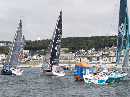 Le 22 août, Martin Le Pape (Skipper Macif 2017) remporte le prologue URGO. Bien que cette victoire n'influence pas le futur classement, le ton a été donné ! Le 22 août, Martin Le Pape (Skipper Macif 2017) remporte le prologue URGO. Bien que cette victoire n'influence pas le futur classement, le ton a été donné !