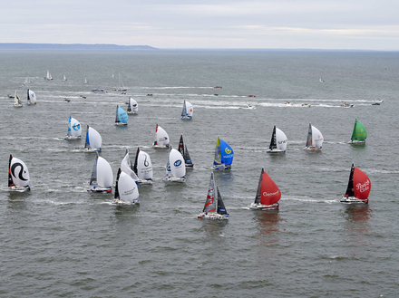 Avec un vent d'une quinzaine de noeuds lors du départ ce dimanche, les 36 solitaires, lancés à plus de 10 noeuds, ont offert un magnifique spectacle au Havre.