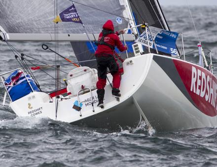 Traversée de la Manche et premiers dégâts : Nick Cherry (Redshift) a dû batailler à l'arrière de son bateau après le décollement de la peau de son safran tribord. Nautisme Article