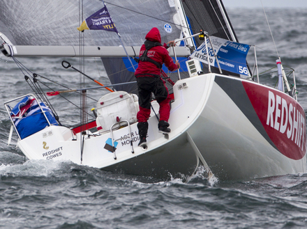 Traversée de la Manche et premiers dégâts : Nick Cherry (Redshift) a dû batailler à l'arrière de son bateau après le décollement de la peau de son safran tribord. Traversée de la Manche et premiers dégâts : Nick Cherry (Redshift) a dû batailler à l'arrière de son bateau après le décollement de la peau de son safran tribord.