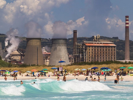 L'usine Solvay a ouvert ses portes en 1912, et depuis une ville entière s'est développée autour d'elle. Et les 32 000 habitants ne mettent pas un pied dans l'eau... Seuls les touristes prennent le risque. L'usine Solvay a ouvert ses portes en 1912, et depuis une ville entière s'est développée autour d'elle. Et les 32 000 habitants ne mettent pas un pied dans l'eau... Seuls les touristes prennent le risque.