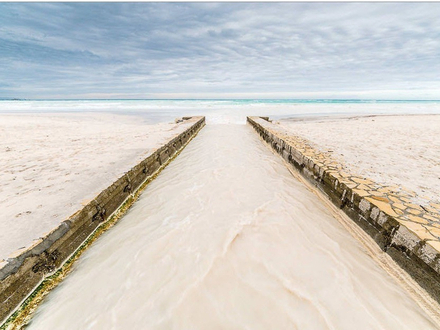 C'est par cette tranchée que les produits chimiques se déversent directement dans la mer.