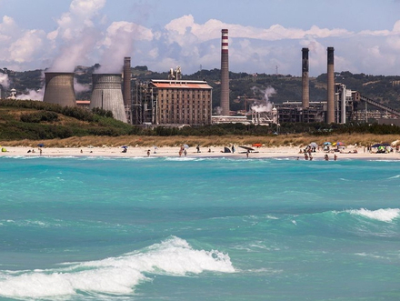 L'usine qui fabrique du bicarbonate, déverserait à la mer du mercure, de l'arsenic, du chrome... Accusations que le groupe Solvay réfute en affirmant que les minéraux rejetés sont non toxiques et inertes. L'usine qui fabrique du bicarbonate, déverserait à la mer du mercure, de l'arsenic, du chrome... Accusations que le groupe Solvay réfute en affirmant que les minéraux rejetés sont non toxiques et inertes.