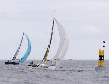 Les Figaros au passage de la Grande Basse de Portsall lors de la 1ère étape. Nautisme Article
