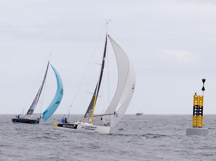 Les Figaros au passage de la Grande Basse de Portsall lors de la 1ère étape. Nautisme Article