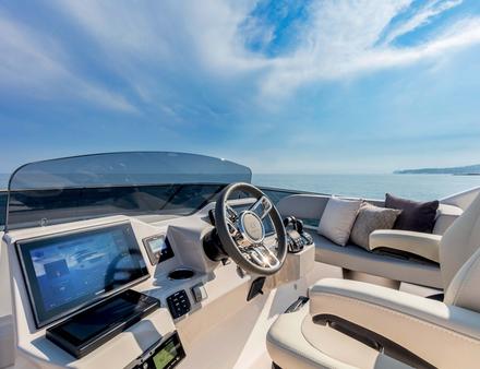 Le poste de pilotage est central sur le fly et devant un grand bain de soleil avec les dossiers relevables. Nautisme Article