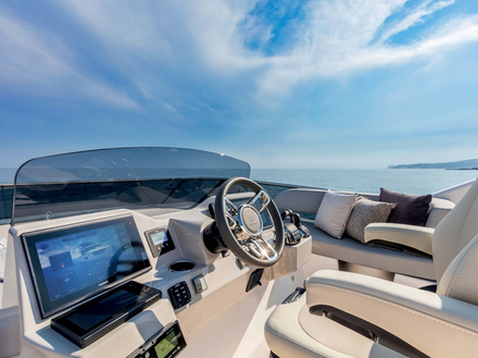 Le poste de pilotage est central sur le fly et devant un grand bain de soleil avec les dossiers relevables. Nautisme Article