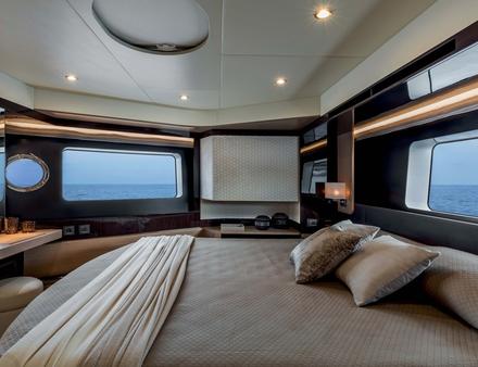 Le lit de la cabine VIP avant est en travers. Une disposition qui a fait ses preuves notamment en gain de place. Nautisme Article