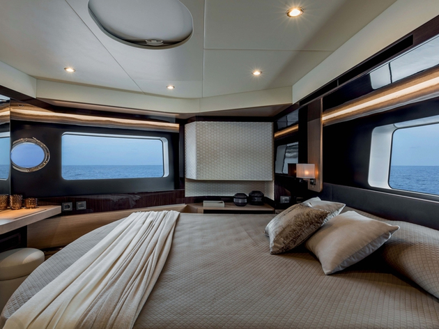 Le lit de la cabine VIP avant est en travers. Une disposition qui a fait ses preuves notamment en gain de place. Nautisme Article