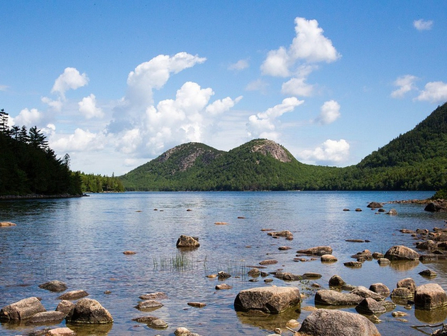 L'étang de Jordan Pond à Bar Harbor. Nautisme Article