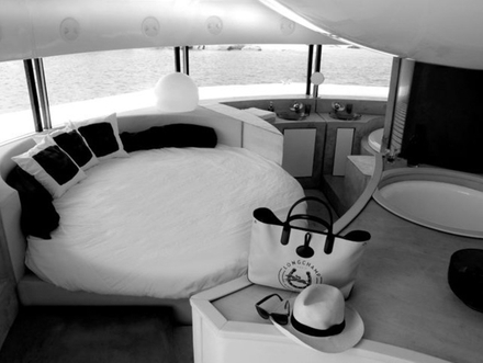 A l'intérieur, on trouve un salon meublé, une salle de bain, une cuisine équipée et une chambre totalement immergée. A l'intérieur, on trouve un salon meublé, une salle de bain, une cuisine équipée et une chambre totalement immergée.