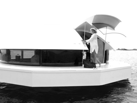 Elle dispose d'une grande autonomie grâce à une panoplie de panneaux solaires répartis tout le long de l'habitat. Elle est également alimentée en eau par un déssalinisateur. Elle dispose d'une grande autonomie grâce à une panoplie de panneaux solaires répartis tout le long de l'habitat. Elle est également alimentée en eau par un déssalinisateur.