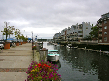 Avec ses rues pavées et son architecture historique, le Vieux Port charme aussi bien les locaux que les touristes, qui viennent nombreux s'y promener, se restaurer ou flâner dans ses petites galeries d'art. Avec ses rues pavées et son architecture historique, le Vieux Port charme aussi bien les locaux que les touristes, qui viennent nombreux s'y promener, se restaurer ou flâner dans ses petites galeries d'art.