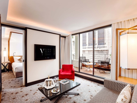 Le Five Seas Hotel est l'unique boutique-hôtel 5 étoiles de Cannes. Si ce n'est pas pour passer la nuit, vous pouvez déjeuner au Roof, redécoré autour du concept "Bistrot chic". Le Five Seas Hotel est l'unique boutique-hôtel 5 étoiles de Cannes. Si ce n'est pas pour passer la nuit, vous pouvez déjeuner au Roof, redécoré autour du concept "Bistrot chic".