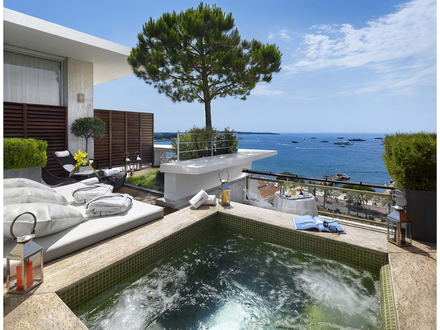 Le Grand Hôtel vous emmène en vacances, loin de l'agitation de la ville et du Yachting Festival. Le Grand Hôtel vous emmène en vacances, loin de l'agitation de la ville et du Yachting Festival.