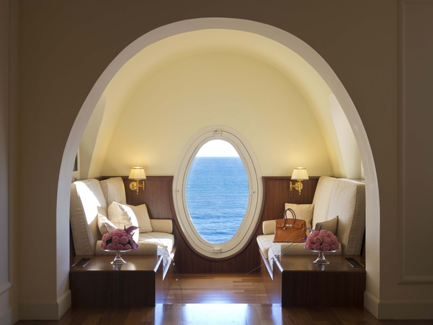 La Suite Grace Kelly est sans conteste le fleuron de l'InterContinental Carlton. Elle s'étend sur 278 m2 et offre une vue panoramique sur la mer. Nautisme Article