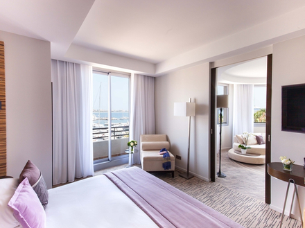 La Suite Paradise fait partie des 16 Suites du Radisson Blu 1835 Hotel & Thalasso, la plupart ayant vue sur la mer. Il est situé face au Vieux Port de Cannes. La Suite Paradise fait partie des 16 Suites du Radisson Blu 1835 Hotel & Thalasso, la plupart ayant vue sur la mer. Il est situé face au Vieux Port de Cannes.