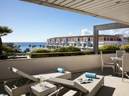 Ambiance feutrée et raffinée, cocktails colorés et soirées sur la plage privée... une bulle de bien-être au coeur de Cannes. Ambiance feutrée et raffinée, cocktails colorés et soirées sur la plage privée... une bulle de bien-être au coeur de Cannes.