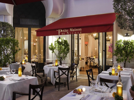 Au menu de La Petite Maison de Nicole, des recettes ensoleillées, tout droit venues du bassin méditerranéen. Le tout sublimé par une ambiance musicale live les jeudis, vendredis et samedis soir.