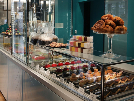 Cette pâtisserie, paradis de la gourmandise, est le nouveau défi de Jérôme de Oliveira, plus jeune champion du monde de pâtisserie. Pour une pause détente bien méritée. Cette pâtisserie, paradis de la gourmandise, est le nouveau défi de Jérôme de Oliveira, plus jeune champion du monde de pâtisserie. Pour une pause détente bien méritée.