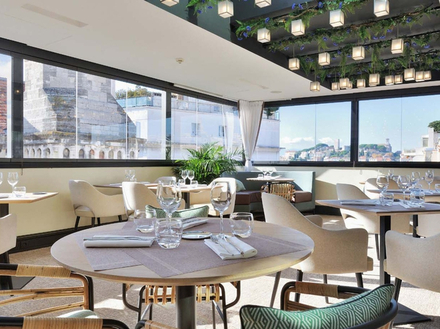 Le Roof, au Five Seas Hotel, propose une carte équilibrée et gourmande le midi, et le soir, une cuisine inspirée des meilleurs terroirs.