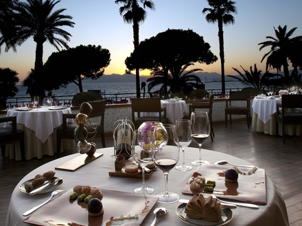 La Palme d'Or, restaurant de l'Hôtel Martinez, est l'unique restaurant 2 étoiles de Cannes. La Palme d'Or, restaurant de l'Hôtel Martinez, est l'unique restaurant 2 étoiles de Cannes.