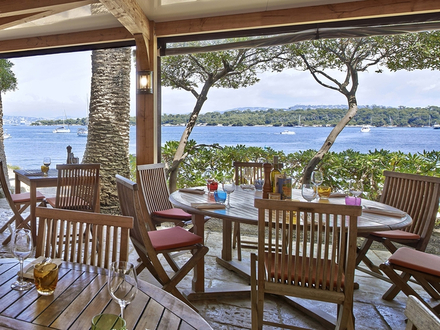 La Tonnelle est ouverte uniquement le midi et est accessible en bateau en quelques minutes depuis le salon. Une pause nature et conviviale, au coeur des îles de Lérins.