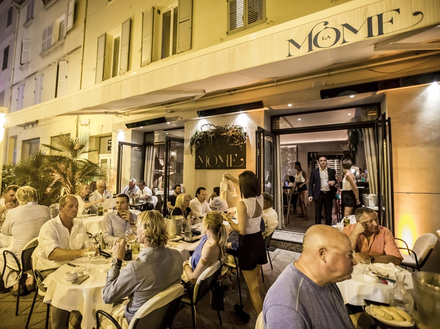 La Môme propose une cuisine méditerranéenne et italienne dans un quartier animé : ambiance musicale garantie. La Môme propose une cuisine méditerranéenne et italienne dans un quartier animé : ambiance musicale garantie.