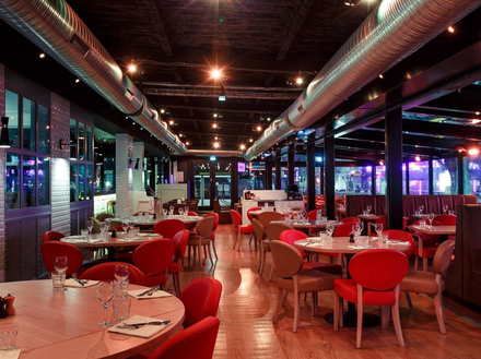 Pour les amoureux de la viande rouge, rendez-vous au New York - New York, un steakhouse situé en face du Palais des Festivals, qui propose une cuisine de qualité.