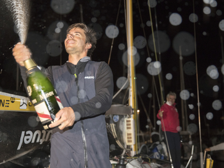 Sébastien Simon a remporté dans la nuit de mardi à mercredi à 4h05'55 la deuxième étape de La Solitaire URGO Le Figaro entre la Baie de Saint-Brieuc et la Ria de Muros-Noia. Sébastien Simon a remporté dans la nuit de mardi à mercredi à 4h05'55 la deuxième étape de La Solitaire URGO Le Figaro entre la Baie de Saint-Brieuc et la Ria de Muros-Noia.