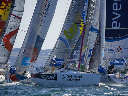 Sébastien Simon au départ de la 2ème étape à Saint-Brieuc. Nautisme Article