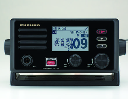 La FM4800 a la particularité d'avoir dans un même boitier cinq fonctions : une VHF avec ASN classe D, un récepteur GPS, un récepteur AIS, un intercom et un mégaphone. Nautisme Article