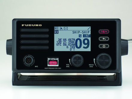 La FM4800 a la particularité d'avoir dans un même boitier cinq fonctions : une VHF avec ASN classe D, un récepteur GPS, un récepteur AIS, un intercom et un mégaphone. Nautisme Article