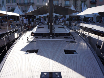 Pour CNB, c'est son dernier né, le CNB 66, qui attire tous les regards aux côtés de son grand frère, le CNB 76. Pour CNB, c'est son dernier né, le CNB 66, qui attire tous les regards aux côtés de son grand frère, le CNB 76.