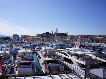 En 2019, le Yachting Festival sera divisé en deux : le Vieux Port sera réservé aux bateaux à moteur, du plus petit au grand yacht, et tous les voiliers, mono et multi, prendront place au Port Canto.