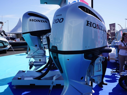 Tous les moteurs V6 Honda sont certifiés NMEA 2000® pour une communication simple entre le moteur et les appareils électroniques du bateau à partir d'un seul câble. Tous les moteurs V6 Honda sont certifiés NMEA 2000® pour une communication simple entre le moteur et les appareils électroniques du bateau à partir d'un seul câble.