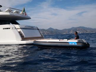 Avon et Torqeedo lancent l'eJET 450, un tender...