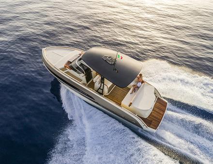 Parmi les options d'Invictus 320 GT, on trouve aussi un hardtop rigide en carbone qui peut étendre la projection d'ombre au moyen d'un tissu perforé respirant, tendu par des poteaux en carbone. Nautisme Article
