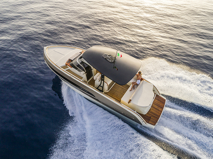 Parmi les options d'Invictus 320 GT, on trouve aussi un hardtop rigide en carbone qui peut étendre la projection d'ombre au moyen d'un tissu perforé respirant, tendu par des poteaux en carbone. Nautisme Article
